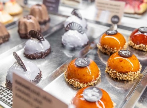 Káva s koláčom v slávnom Kaffee Mayer – kedysi obľúbenej kaviarni elegána Schöner Naci.