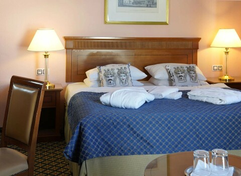 Dovolenka v centre Karlových Varov: SPA Hotel Lauretta **** s polpenziou, privátnou saunou, masážou a kúpeľom