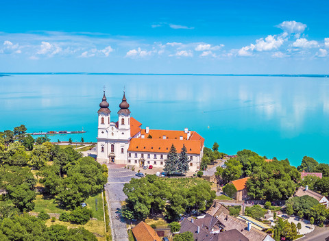 Jazerá Hévíz a Balaton v penzióne s neobmedzeným wellness, vstupom do kúpeľov a polpenziou.