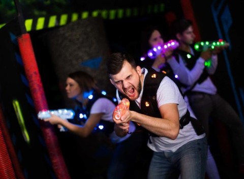 Laser tag v priestoroch propaintball pre 1 osobu - akčná aktivita, ktorá realitu pretvára na zábavnú.