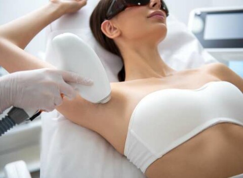 Zabudnite na žiletku navždy: Hladká pokožka bez kompromisov vďaka laserovej epilácii