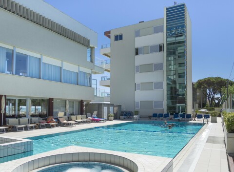 Letovisko Rimini: Miramare priamo pri pláži v Hoteli Ascot & Spa **** s polpenziou + bazén, vírivka a animácie