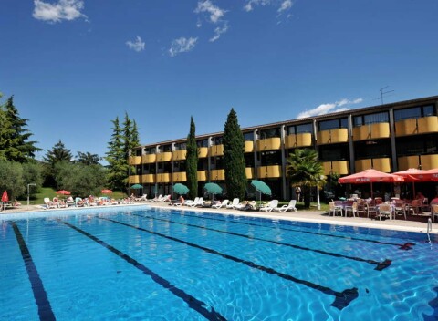 Letovisko Garda pri jazere a blízko zábavných parkov: Hotel Palme Complex *** s polpenziou a vonkajším bazénom