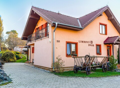 Vysoké Tatry a NP Slovenský raj: Vrbov v Penzióne Limbový dvor s raňajkami a vstupom do termálnych kúpeľov