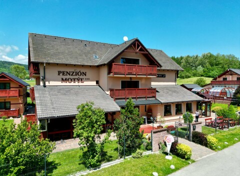 Pobyt len 3,5 km od termálov Bešeňová: Penzión Motýľ *** s polpenziou, vonkajším bazénom a saunami + zľavy