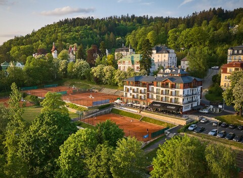 Mariánské Lázně: Luxusný Hotel Queens **** s neobmedzeným wellness centrom (bazén, vírivka, sauny) + polpenzia