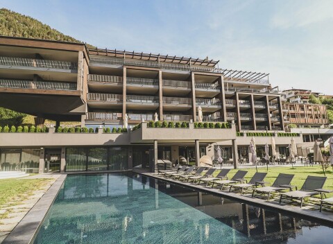 Wellness pobyt blízko Brixenu: 4* Hotel Molaris Lodges s polpenziou plus, bazénmi a saunami + ihrisko a herňa