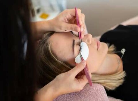 Úprava obočia a mihalníc v Beauty Palace Pezinok