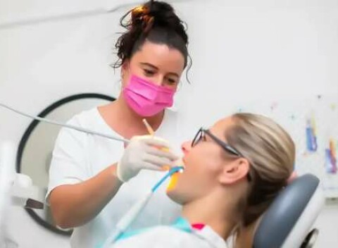 Dentálna hygiena s pieskovaním a bielenie zubov v Ariandent