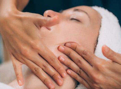 Prirodzený lifting bez ihiel: masáže tváre pre mladistvý vzhľad a dokonalý relax