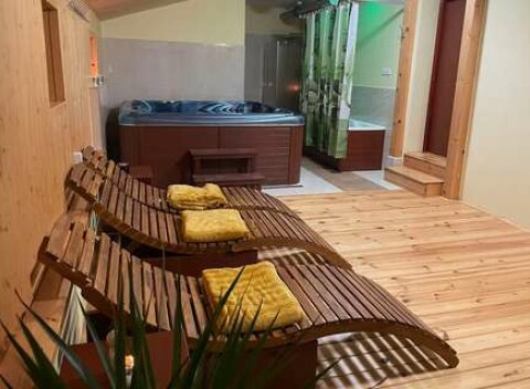 Masáž podľa výberu od certifikovaného maséra a relax v privátnom wellness so saunou a vírivkou