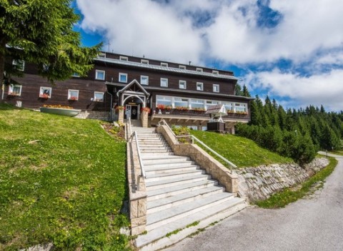 Jar na hrebeňoch Veľkej Fatry v Hoteli Granit Smrekovica*** s polpenziou a wellness.