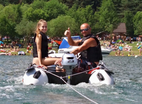 Zapožičanie motorového člna na 2 hod, inštruktáž k obsluhe motora a oboznámenie sa s pravidlami plavby.