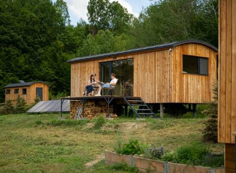 Apiatti Bee Farm v srdci Gemera - jedinečný glamping nad včelími úľmi