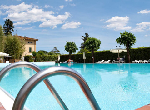 Dovolenka v 4* hoteli na úpätí toskánskych kopcov s raňajkami, veľkým bazénom a dieťaťom zdarma.