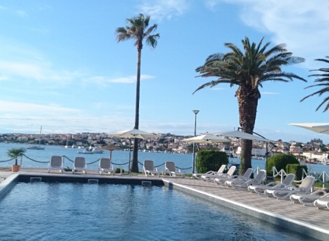 Dovolenka v Chorvátsku na ostrove Pag s výhľadom na more v hoteli s polpenziou.