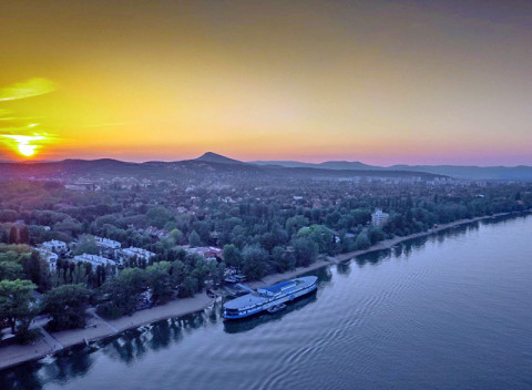 Budapešť v 4* historickom boteli na Dunaji s raňajkami + fľaša šampanského ako darček.