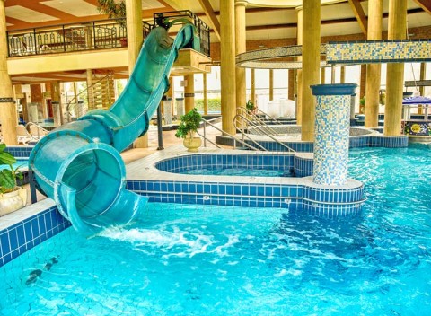 Balaton v plne vybavených apartmánoch s raňajkami a vstupom do kúpeľov zadarmo.