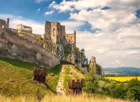 Vstup na legendami opradený renesančný hrad Beckov pre deti, dospelých aj rodiny.
