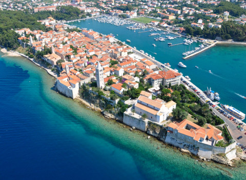 Chorvátsko v Hoteli International *** blízko pláže s plnou penziou a wellness.