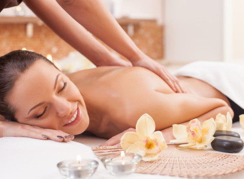 Ayurvédska masáž so špeciálnou masážou chrbta v Masážnom salóne ASANA.