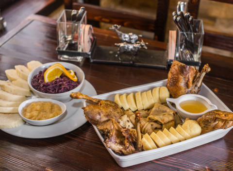 Tradičné chutné kačacie hody pre štyri osoby v reštaurácii Kozia brána v Bratislave.