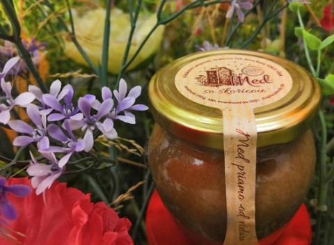 Vzácny med z rodinného včelárstva s rôznymi príchuťami - 100 % prírodný produkt s jedinečnou chuťou.