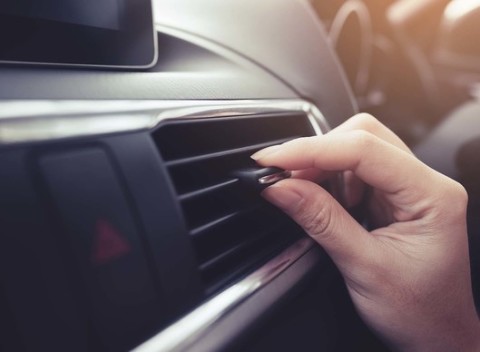 Plnenie klimatizácie. Pravidelným serevisom predlžujete životnosť auta.