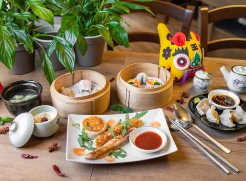 8 druhov pirohov jiaozi (ťiao-c´) – mix náplní a mliečny dezert na pare.