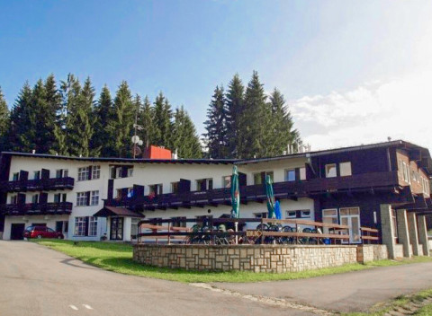 Beskydy v Hoteli Bečva s polpenziou, tenisovým kurtom, ihriskom a ohniskom.