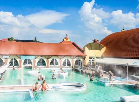 Veľký Meder vo Vile Azur s raňajkami, fľašou vína, tenisom a zľavou do termálov.