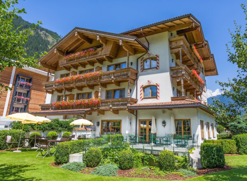 Rakúske Alpy v Hoteli Gutshof Zillertal **** s polpenziou a wellness s bazénom.