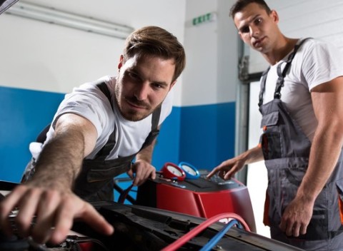 Diagnostika a kontrola klimatizácie auta. Svieži vzduch v rozhorúčenom aute je na nezaplatenie...