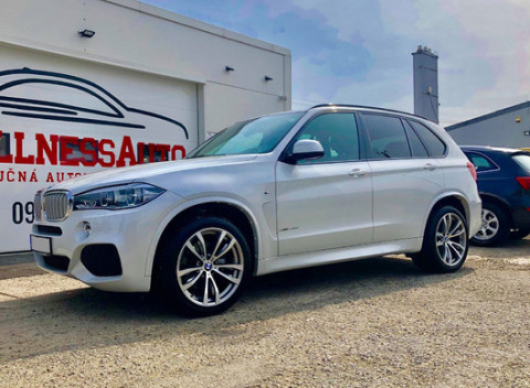 Čistenie interiéru a umývanie exteriéru osobného vozidla. Na výber zo 4 balíčkov pre vaše čisté auto.