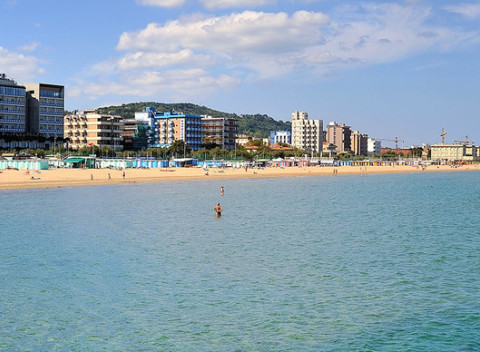 Slnečná dovolenka priamo na pláži v Taliansku s až 2 deťmi zdarma a polpenziou.