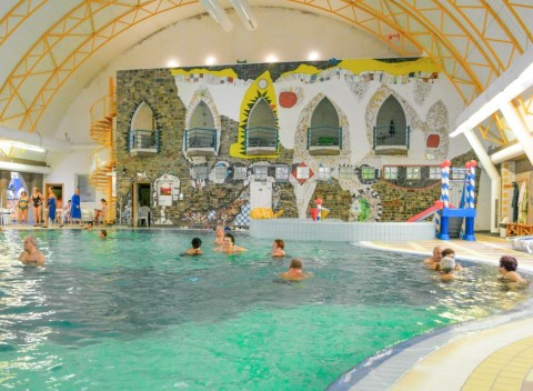 Veľký Meder len 100 m od termálneho kúpaliska Thermal Corvinus v apartmánoch Karmon Park s raňajkami.