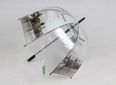 Transparentné dáždniky do dažďa. Tak vybehnite von, aj keď vonku práve prší!