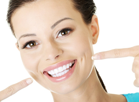 Bielenie zubov led svetlom a gélom pre žiarivý úsmev bez použitia peroxidu v Choco Sole.