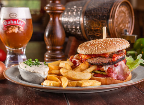 Chutný hovädzí burger s hranolkami a pivom alebo kofolou vo Vínnej Muške.