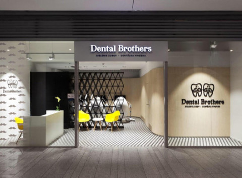 Krásne a zdravé zuby na počkanie – šetrné bielenie zubov do Dental Brothers.