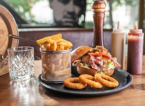 Hovädzí alebo kurací burger v Corleone Burgers na Kamennom námestí v Bratislave.