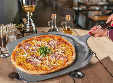 Výborná pizza Affumicato v MARI KIRI - tenučké cesto, bohatá obloha a naťahujúci sa syr.