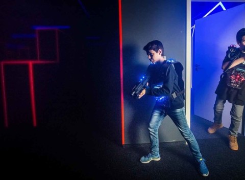 Príďte sa vyblázniť do reálnej strieľačky, ktorá nebolí! SWAT laser aréna – najnovšia v Bratislave.