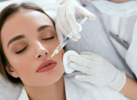 Zväčšenie pier, zdvihnutie kútikov a vyhladenie vrások aplikáciou kyseliny hyalurónovej.