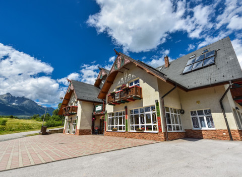 Leto v Tatrách v penzióne Lomnicky s polpenziou a výhľadom na Lomnický štít.