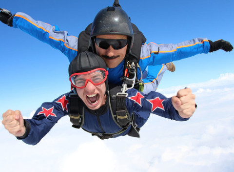 Tandemové a sólo zoskoky padákom z výšky 4000 m - vietor vo vlasoch a pod vami celá krajina.