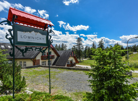 Jeseň v Tatrách v penzióne Lomnicky s polpenziou a výhľadom na Lomnický štít.