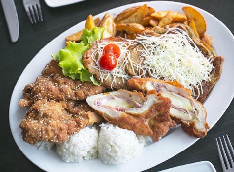 Misa plná výborných dobrôt Pochutnajú si 2-3 osoby - Red Cafe 3 Restaurant