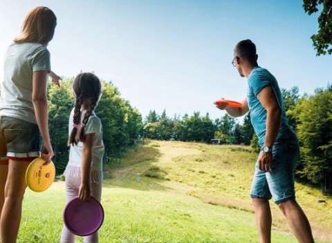 Spoznajte novinku - zábavnú hru DiscGolf a schlaďte sa v horskej prírode.