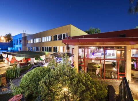 Užite si dokonalý relax s rôznymi procedúrami v Hoteli Therma na okraji Dunajskej Stredy neďaleko termálnych kúpeľov.